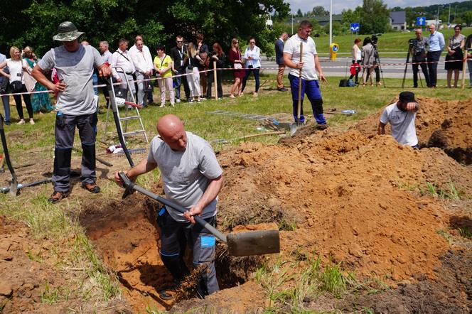 Mistrzostwa w kopaniu grobów na czas w Targach Kielce