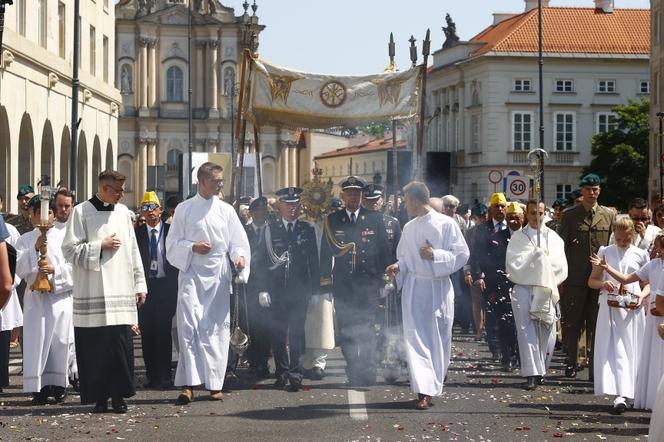 Ulicami przeszła centralna procesja Bożego Ciała. Wystrój ołtarzy nawiązuje do hasła „Wierzę w Kościół Chrystusowy”