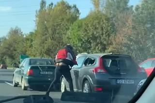 Atak szaleńca na drodze w Katowicach. Wpadł w amok i rozwalał auto stojące w korku WIDEO