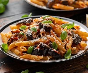 Bakłażana mieszam z tymi składnikami i dodaję do makaronu. To danie smakuje obłędnie