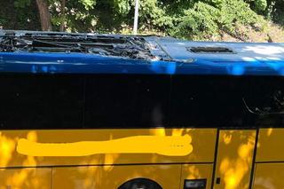 Autokar zerwał dach pod wiaduktem w Krakowie. Kierowca ukarany mandatem