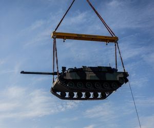 Rozładunek czołgów K2 i haubic K9