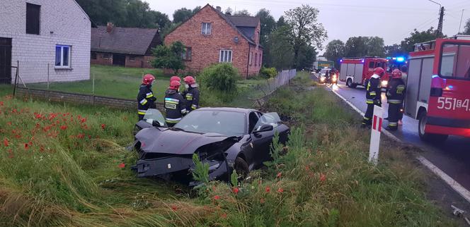 Ferrari rozbite na drodze krajowej nr 45 w Gaszynie 