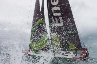 Vendee Globe: Gutek nie chce ryzykować. Burton ocenia straty.