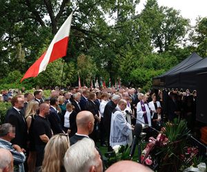 Tak wygląda grób matki Morawickiego, morze kwiatów