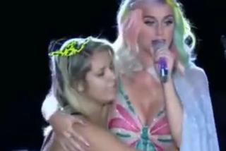 Wstawiona fanka całuje Katy Perry na scenie. Wokalistka nie wiedziała, co zrobić?