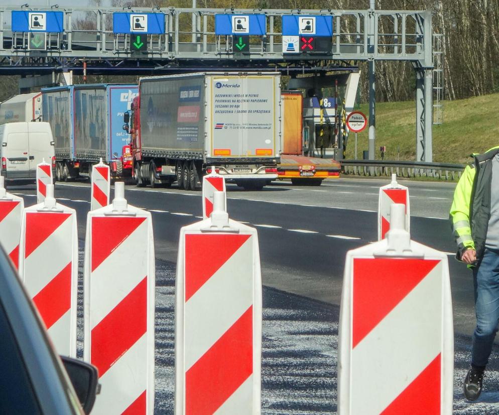 Prace montażowe na autostradzie 