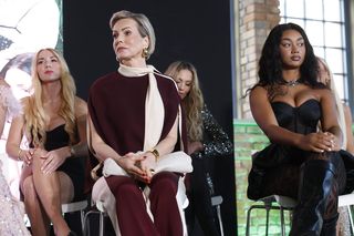 Błyszcząca Kaczorowska, wydekoltowana Schreiber i rozanielona Smaszcz. Gwiazdy na premierze Królowej przetrwania