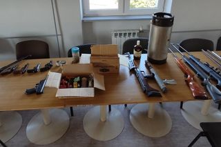 80-latek ukrył arsenał w ulach. Policjanci czegoś takiego jeszcze nie widzieli