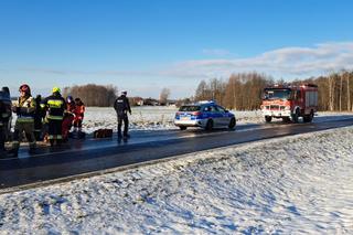 Dachowanie na drodze w pow. lubartowskim. Jedna osoba trafiła do szpitala. Zobacz
