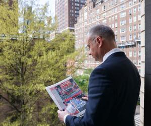 Andrzej Duda w USA czyta amerykańskie wydanie Super Expressu