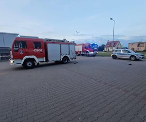 Kolizja na stacji paliw w Krobi. Osobówka przewróciła czterokołowiec