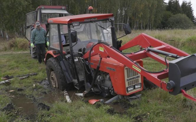 Rolnicy. Podlasie. Andrzej wyciąga traktor z błota