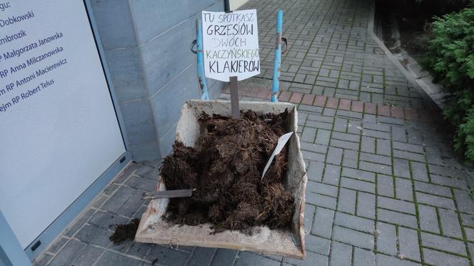 Gnojownik pod biurami poselskimi w Piotrkowie Trybunalskim. "Rolnicy dziękują za ostatnie głosowanie"