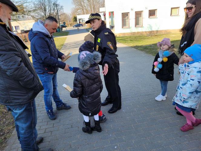 Strażnicy miejscy z Grudziądza rozpoczęli akcję rozdawania torebek na psie odchody