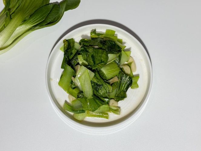 Nie lubię pekińskiej w surówkach. Wybieram inne liście, które smakują o niebo lepiej