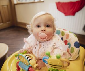Pediatra przestrzega przed chodzikami. Opóźniają rozwój