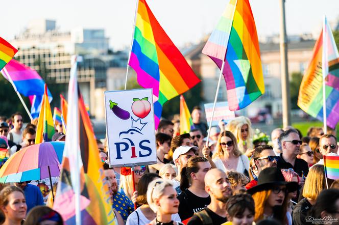 Marsz Równości w Krakowie - tłumy na wydarzeniu pod hasłem "Zaczerpnąć tchu".