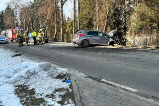 Kierujący sportowym autem roztrzaskał się o eleganckiego jaguara. Sprawca wypadku trafił do szpitala