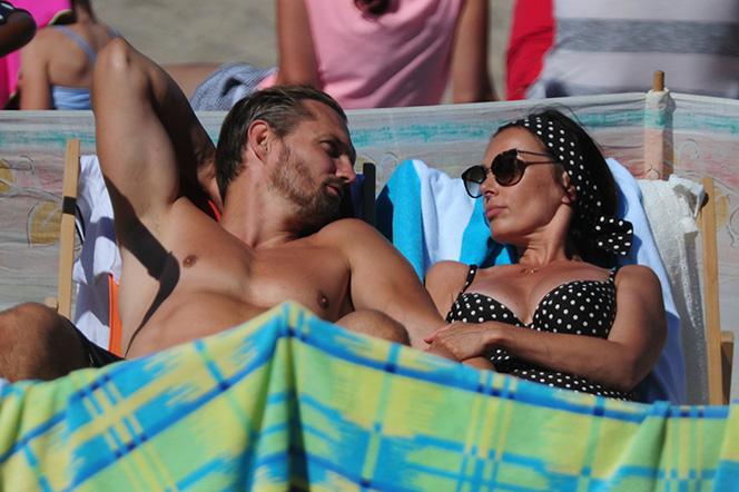Katarzyna Glinka z rodziną na plaży w Kołobrzegu