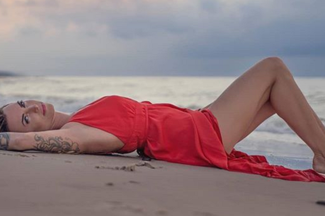 Anna Stelmaszczyk z Rolnik szuka żony jak BOGINI. Seksowna sesja na pustej plaży 
