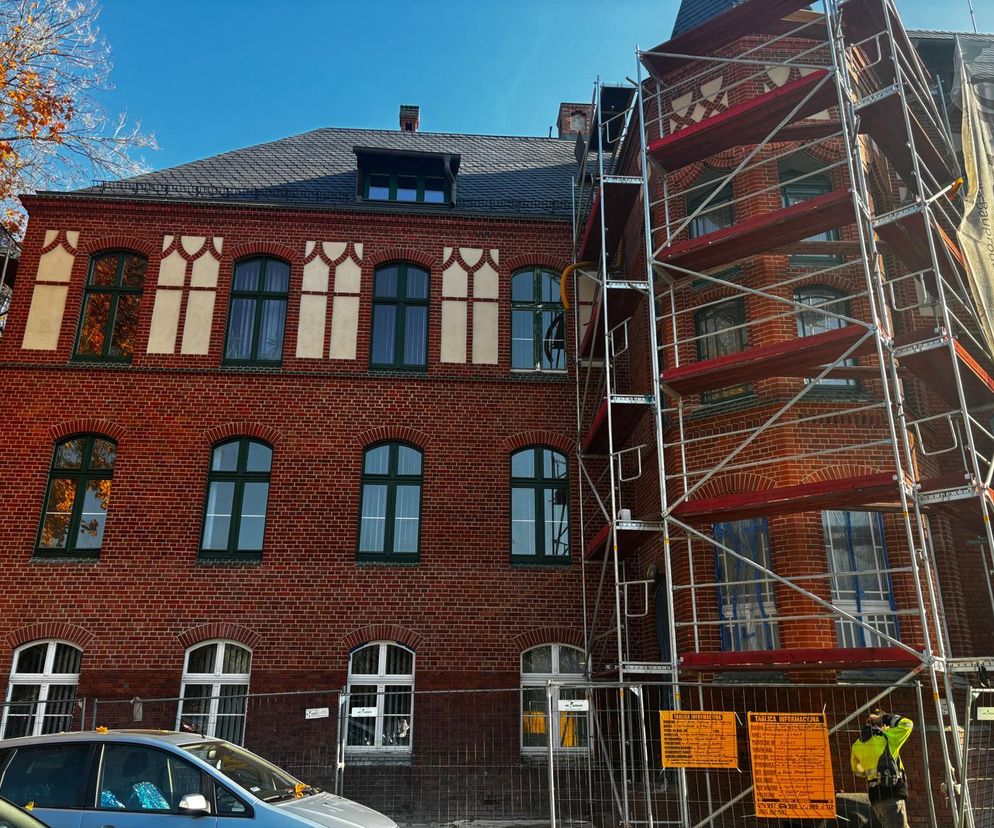 Zabytkowa szkoła muzyczna w Szczecinku odzyskuje piękno. Witraże, cegła i długa historia