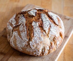 Pyszny chleb wiejski piekę tylko tak. Bije na głowę te ze sklepu i piekarni 