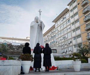 Wierni modlą się za papieża Franciszka. Tłum pod kliniką Gemelli w Watykanie