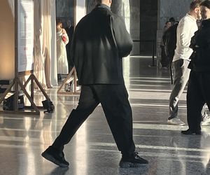 Tak wspiera ukochaną! Quebonafide na premierze. Nie chciał, żeby go zauważyli!