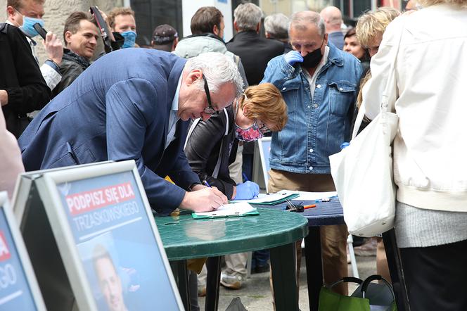 Trzaskowski rozpoczął zbiórkę podpisów w centrum Warszawy