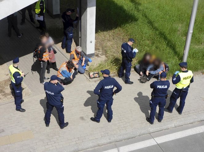 Ostatnie Pokolenie znowu to zrobiło! Przykleili się do asfaltu na trasie S8