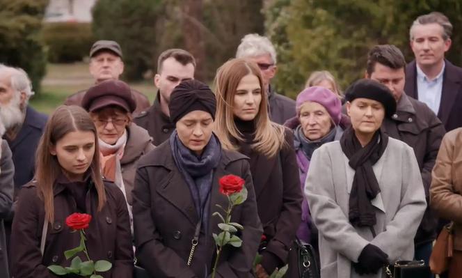 Pierwsza miłość odc. 3440. Pogrzeb Grzegorza. Laura (Katarzyna Maciąg), Marta (Honorata Witańska), Anka (Anna Pentz)