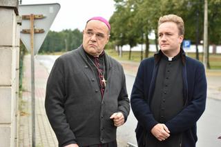Ranczo 10 sezon. Biskup Kozioł (Cezary Żak), ksiądz Robert (Bartek Kasprzykowski)