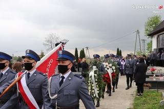 Pogrzeb policjanta z Będzina. Marcin Pitas chorował na COVID-19. Żona i dwoje dzieci z dziurą w sercach