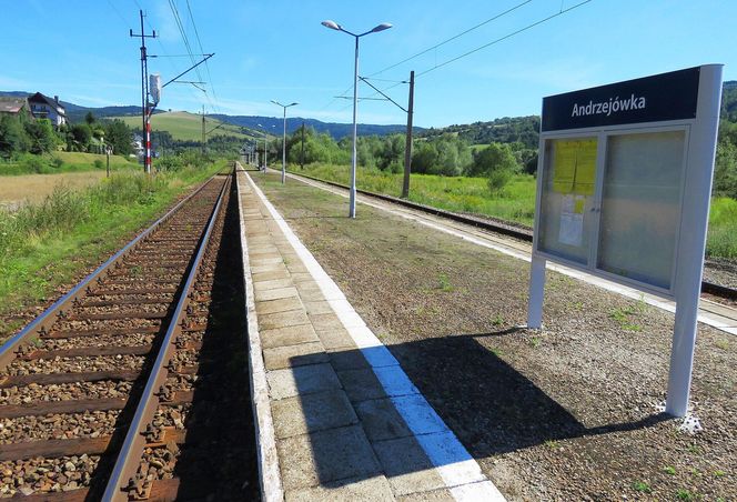 To jedna z najmniejszych małopolskich wsi. Kiedyś król Polski podarował ją biskupowi z Krakowa 