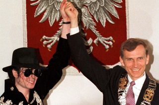 Michael Jackson zmarł 16 lat temu. Gdy odwiedził Polskę, wszyscy wstrzymali oddech. Te zdjęcia zachwycają