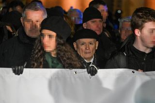 Kaczyński ściśnięty w tłoku pod pomnikiem smoleńskim