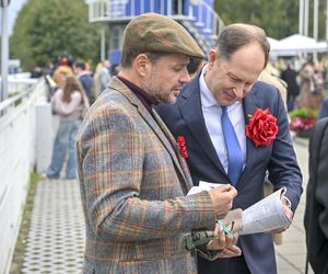 Trzaskowski w kaszkiecie na wyścigach konnych