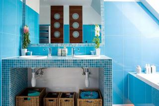 Łazienka marynistyczna, czyli aranżacja łazienki na niebiesko