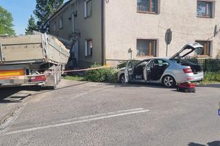 Ganek i balkon legły w gruzach. Kierowca został ranny 