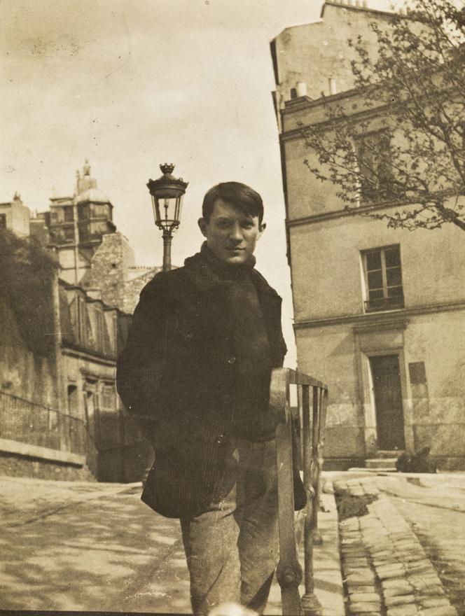 Pablo Picasso na placu Ravignan, Montmartre, 1904.