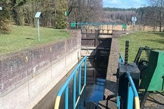 Ta malownicza wieś na Mazurach leży tylko dwie godziny drogi od Olsztyna. Słynie z monumentalnej śluzy