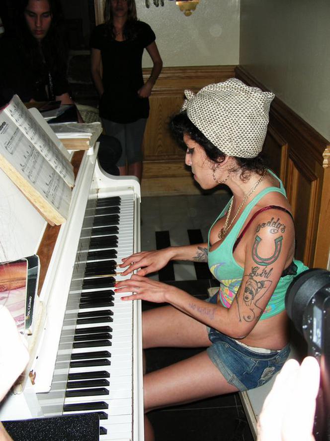 Amy Winehouse śpiewa w barze hotelowym