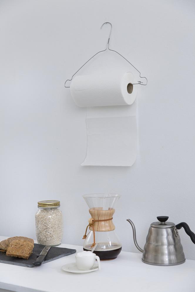 DIY: wieszak na papierowe ręczniki