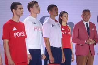 Tak wyglądają stroje Polaków na IO 2024. Wygląda jak foliowy dres z bazaru