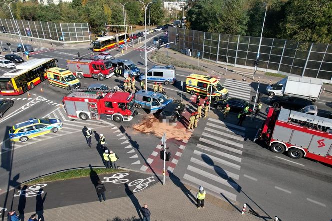 Potworny wypadek w Warszawie. Roztrzaskane trzy samochody, w tym jeden radiowóz. Policjanci trafili do szpitala