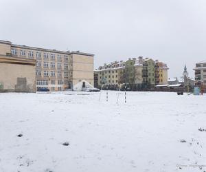 Kolejna szkoła w centrum będzie miała nowoczesne boisko. Miasto ogłasza przetarg 