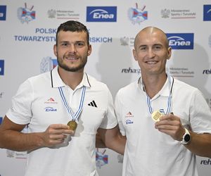 Kibice w szoku! Czekali na siatkarzy, a tu nagle wyszli polscy złoci medaliści