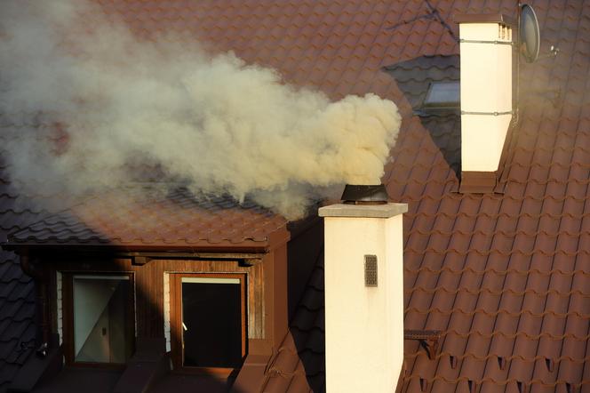 Dym unoszący się z komina 