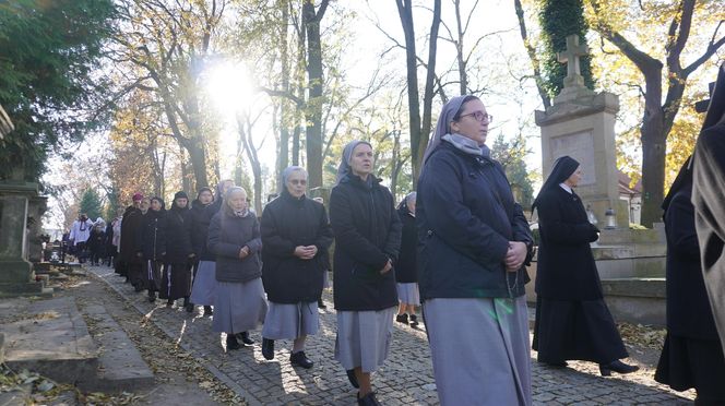 1 listopada na cmentarzu przy ul. Lipowej w Lublinie. Mieszkańcy odwiedzają groby swoich bliskich